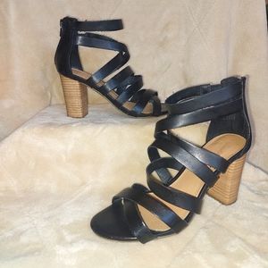 🌺 2/$20. Universal Thread wedge sandals